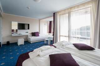 Отель Perla Royal Hotel Приморско Двухместный номер с 1 кроватью или 2 отдельными кроватями и балконом (для 2 взрослых и 1 ребенка)-1