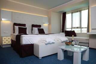 Отель Perla Royal Hotel Приморско Двухместный номер с 1 кроватью или 2 отдельными кроватями и балконом (для 2 взрослых и 1 ребенка)-6
