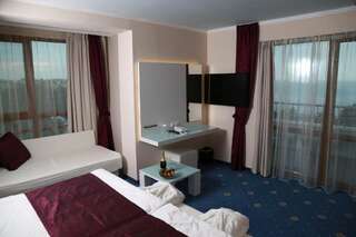 Отель Perla Royal Hotel Приморско Двухместный номер с 1 кроватью или 2 отдельными кроватями и балконом (для 2 взрослых и 1 ребенка)-7