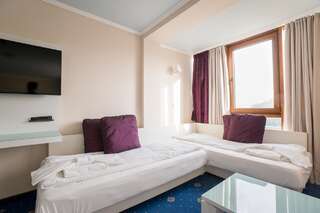 Отель Perla Royal Hotel Приморско Двухместный номер с 1 кроватью или 2 отдельными кроватями и балконом (2 взрослых и 2 детей)-4